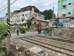 Tak Ada Palang Resmi di Lokasi Taksi Tertemper KRL Bekasi, Hanya Dijaga Warga