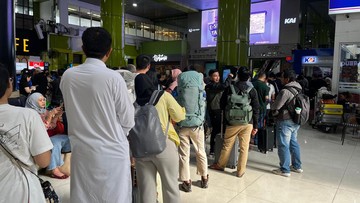 Antrean Panjang di Stasiun Gambir, Refund Tiket Imbas Kecelakaan Kereta