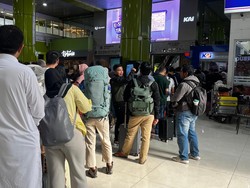 Antrean Panjang di Stasiun Gambir, Refund Tiket Imbas Kecelakaan Kereta