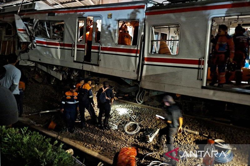 Sejumlah petugas mengevakuasi korban kecelakaan KRL bidang Cikarang nan berbenturan dengan Kereta Api (KA) Jarak Jauh Argo Bromo Anggrek di stasiun Bekasi Timur, Jawa Barat, Senin (27/4/2026). ANTARA/Siti Nurhaliza/aa
