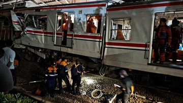 KRL di Bekasi Dipotong Evakuasi Penumpang Terjepit, Fokus Gerbong Wanita