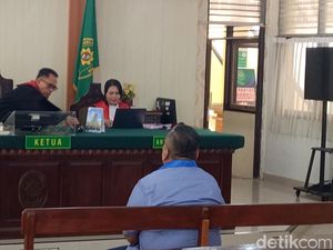 Terbukti Menipu Klien, Pengacara Togar Situmorang Dihukum 2,5 Tahun Bui