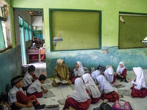 Puluhan Siswa SDN Jayamukti Belajar di Kelas Rusak