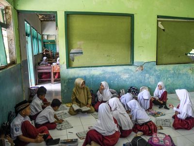 Puluhan Siswa SDN Jayamukti Belajar di Kelas Rusak