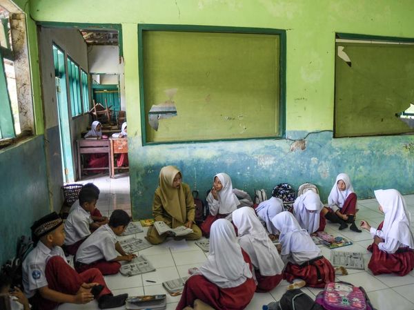 Puluhan Siswa SDN Jayamukti Belajar di Kelas Rusak