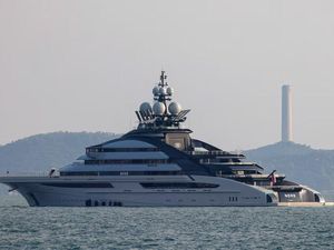 Beda! Kapal Pesiar Miliarder Rusia Lintasi Selat Hormuz Tanpa Gangguan
