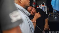 Tangis dan Harap, Keluarga Korban Menanti Kabar di Lokasi Kecelakaan Kereta
