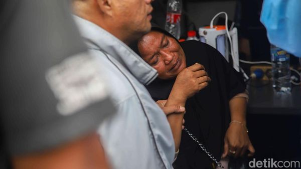 Tangis dan Harap, Keluarga Korban Menanti Kabar di Lokasi Kecelakaan Kereta