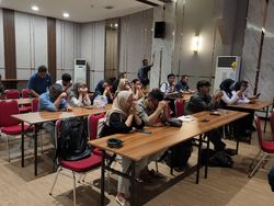 Mereka Memupuk Asa Cari Keluarga Usai Kecelakaan Kereta