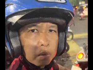 Heboh Pemotor Berkaus TNI AL di Surabaya Lawan Arah Malah Gebrak Ambulans