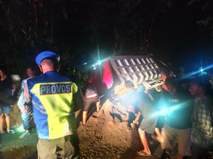 Beri Aba-aba, Kernet Tewas Tertimpa Truk Pasir di Wonogiri