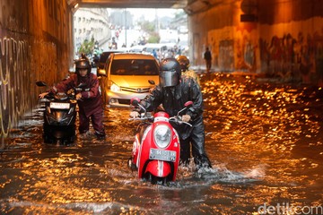 Underpass Tambun Masih Tergenang Banjir hingga Pagi