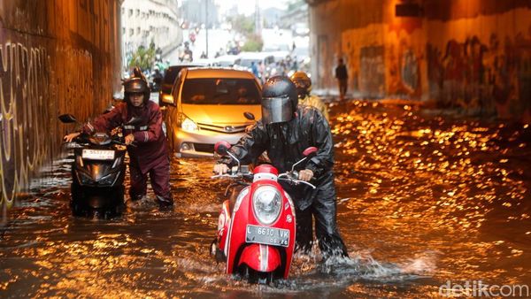 Underpass Tambun Masih Tergenang Banjir hingga Pagi