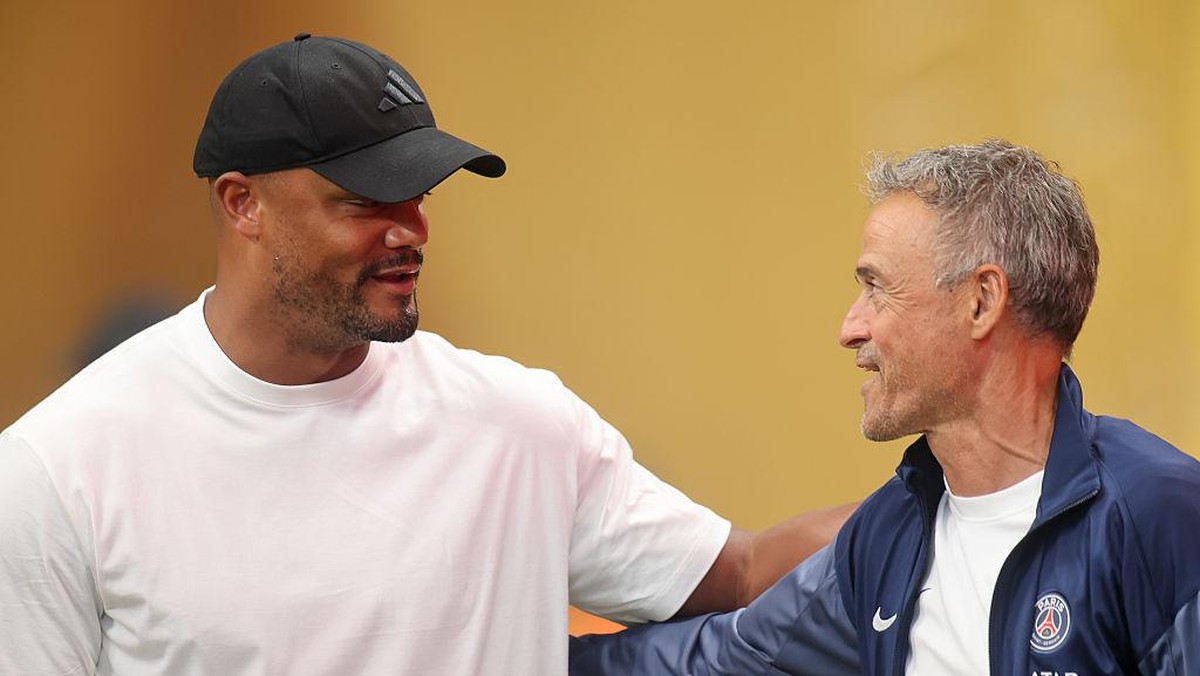 Vincent Kompany (kiri) dan Luis Enrique saat Bayern bertemu PSG di Piala Dunia Antarklub 2025. Foto: Getty Images/Alex Grimm