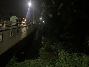 Remaja Lombok Barat Hanyut Saat Ambil Bola di Sungai