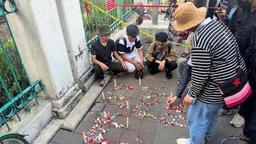 Berduka Kecelakaan Maut Kereta, Warga Tabur Bunga di Stasiun Bekasi Timur