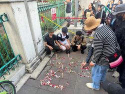 Berduka Kecelakaan Maut Kereta, Warga Tabur Bunga di Stasiun Bekasi Timur