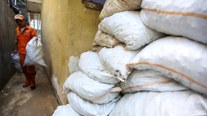 Sejumlah petugas Penanganan Prasarana dan Sarana Umum (PPSU) mengangkut sampah di area Tomang, Jakarta, Rabu (29/4/2026).

Sebanyak 50 petugas dikerahkan setiap operasi untuk membersihkan selokan nan berada di lingkungan Tomang.