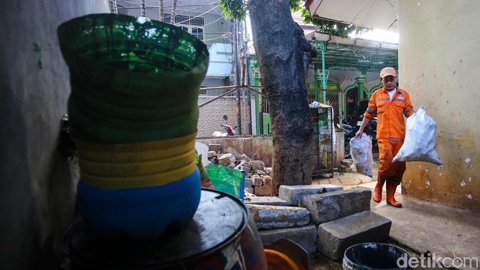 Aksi Petugas PPSU Menyulap Sampah Dari Selokan ke Rupiah Sejumlah petugas Penanganan Prasarana dan Sarana Umum (PPSU) mengangkut sampah di area Tomang, Jakarta, Rabu (29/4/2026).
Sebanyak 50 petugas dikerahkan setiap operasi untuk membersihkan selokan nan berada di lingkungan Tomang.