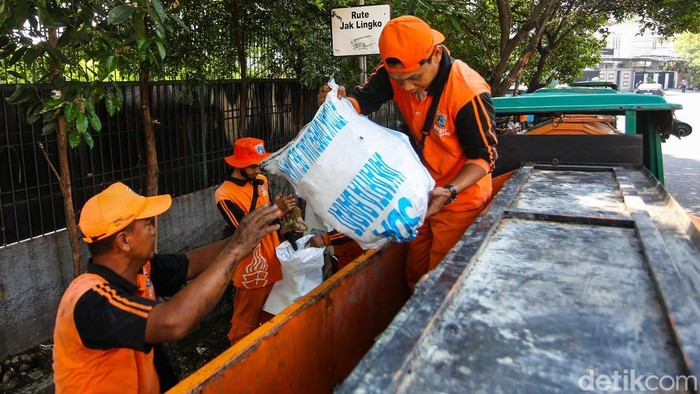 Aksi Petugas PPSU Menyulap Sampah Dari Selokan ke Rupiah Sejumlah petugas Penanganan Prasarana dan Sarana Umum (PPSU) mengangkut sampah di area Tomang, Jakarta, Rabu (29/4/2026).
Sebanyak 50 petugas dikerahkan setiap operasi untuk membersihkan selokan nan berada di lingkungan Tomang.