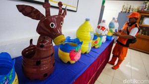 Aksi Petugas PPSU Menyulap Sampah dari Selokan ke Rupiah