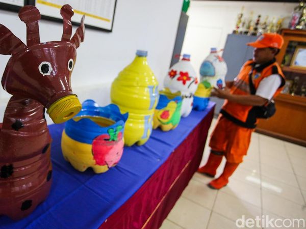 Aksi Petugas PPSU Menyulap Sampah dari Selokan ke Rupiah