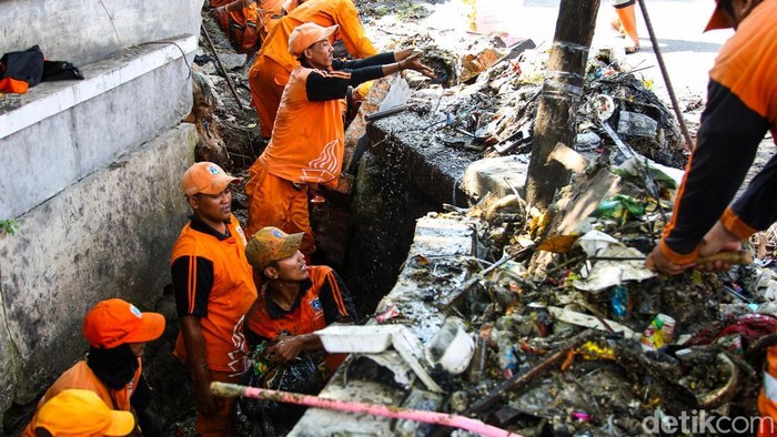 Aksi Petugas PPSU Menyulap Sampah Dari Selokan ke Rupiah Sejumlah petugas Penanganan Prasarana dan Sarana Umum (PPSU) mengangkut sampah di area Tomang, Jakarta, Rabu (29/4/2026).
Sebanyak 50 petugas dikerahkan setiap operasi untuk membersihkan selokan nan berada di lingkungan Tomang.