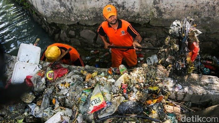 Aksi Petugas PPSU Menyulap Sampah Dari Selokan ke Rupiah Sejumlah petugas Penanganan Prasarana dan Sarana Umum (PPSU) mengangkut sampah di area Tomang, Jakarta, Rabu (29/4/2026).
Sebanyak 50 petugas dikerahkan setiap operasi untuk membersihkan selokan nan berada di lingkungan Tomang.
