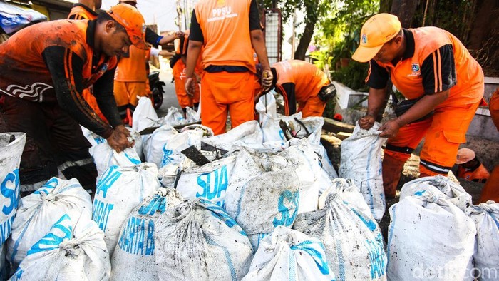 Aksi Petugas PPSU Menyulap Sampah Dari Selokan ke Rupiah Sejumlah petugas Penanganan Prasarana dan Sarana Umum (PPSU) mengangkut sampah di area Tomang, Jakarta, Rabu (29/4/2026).
Sebanyak 50 petugas dikerahkan setiap operasi untuk membersihkan selokan nan berada di lingkungan Tomang.