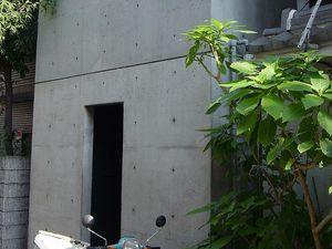 Penampakan Rumah Beton Tanpa Jendela yang Bikin Banyak Orang Penasaran