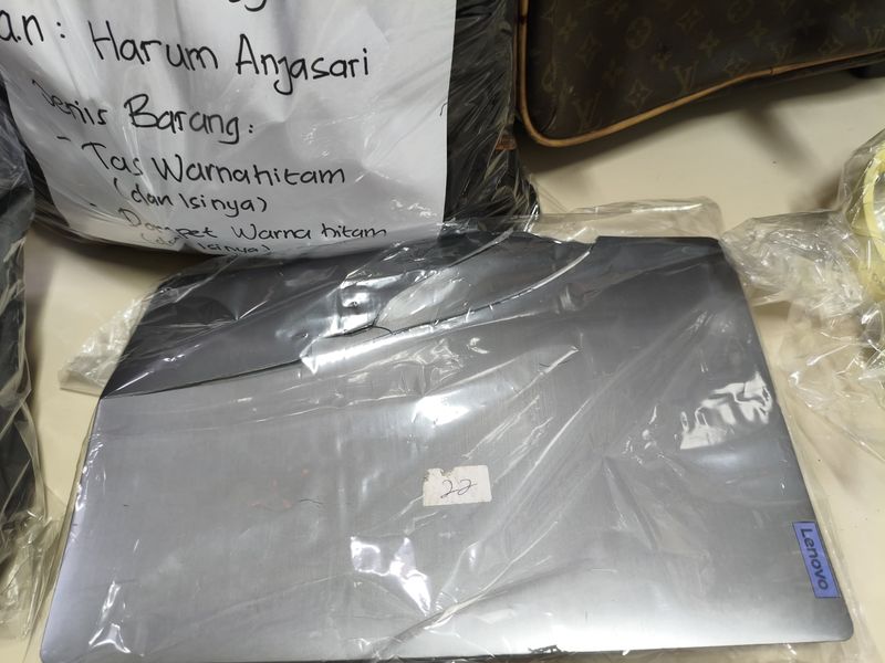 Barang-barang milik korban kecelakaan KA Argo Bromo Anggrek dengan KRL nan tetap disimpan di Stasiun Bekasi Timur (Kurniawan/detikcom)