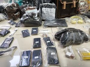 Penampakan Barang Penumpang KRL Korban Tabrakan Kereta di Bekasi