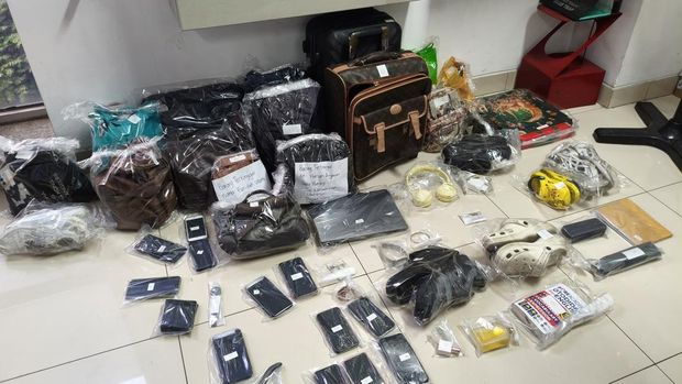 Barang-barang milik korban kecelakaan KA Argo Bromo Anggrek dengan KRL nan tetap disimpan di Stasiun Bekasi Timur (Kurniawan/detikcom)