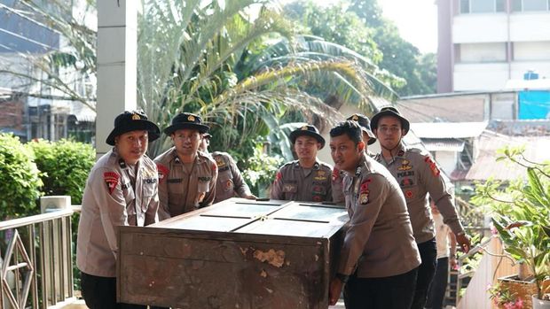 Batalyon A Pelopor Satuan Brimob Polda Metro Jaya membantu penduduk membersihkan tempat ibadah hingga lingkungan di area Senen