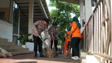 Brimob Polda Metro Bantu Warga Bersihkan Tempat Ibadah di Jakpus