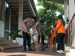 Brimob Polda Metro Bantu Warga Bersihkan Tempat Ibadah di Jakpus