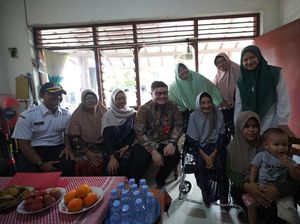 Kunjungi Rumah Mbah Marsiyah CJH Tertua, Mas Dhito Beri Kursi Roda