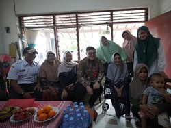 Kunjungi Rumah Mbah Marsiyah CJH Tertua, Mas Dhito Beri Kursi Roda