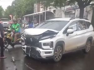 2 Mobil Tabrakan di Perempatan Tupai-Onta Makassar, Kendaraan Rusak Parah