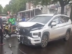 2 Mobil Tabrakan di Perempatan Tupai-Onta Makassar, Kendaraan Rusak Parah