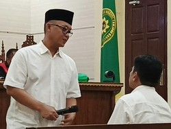 Eks Bupati-Sekretaris Bappenda Lampung Tengah Didakwa Suap dan Gratifikasi