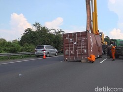 Truk Kontainer Gagal Nanjak hingga Terguling di Tol Cipularang