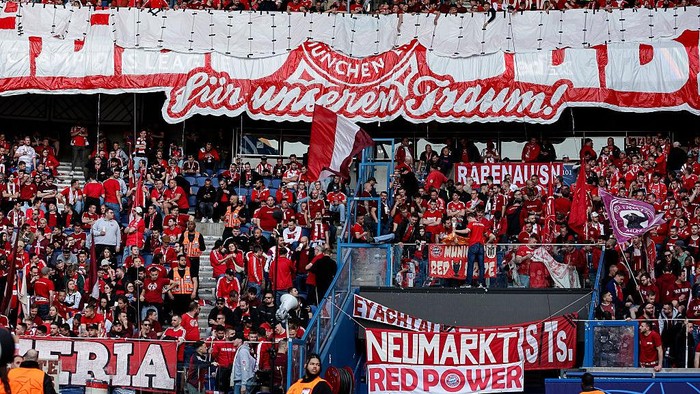Fans Bayern Munich diharapkan bisa meneror Paris Saint-Germain di leg kedua semifinal Liga Champions 2025/2026.