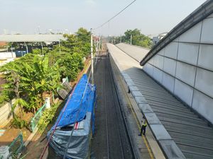 Video Gerbong KRL Ditabrak KA Argo Bromo Dipindahkan dari Rel-Ditutup Terpal