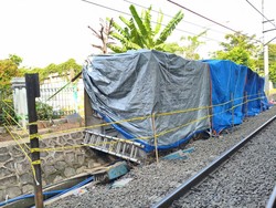 Gerbong Wanita Dievakuasi ke Tepi Rel Usai Kecelakaan di Bekasi Timur