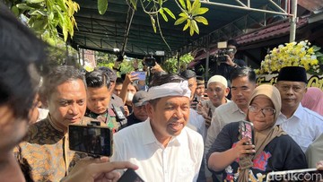 KDM Melayat ke Rumah Duka Karyawati KompasTV Korban Kecelakaan Kereta Bekasi