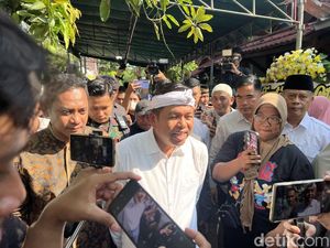 KDM Melayat ke Rumah Duka Karyawati KompasTV Korban Kecelakaan Kereta Bekasi