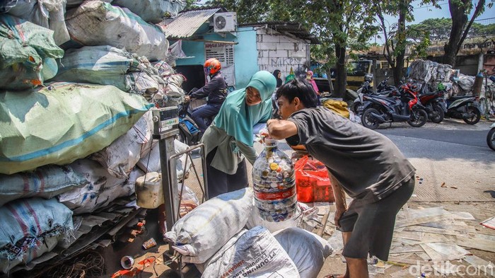 Harga Sampah Plastik Melonjak di Tengah Gejolak Global Sejumlah pekerja menimbang dan membongkar sampah plastik di salah satu pengepul area Tanjung Priok, Jakarta Utara, Rabu (29/4/2026). Aktivitas nan biasanya melangkah rutin sekarang menunjukkan geliat berbeda, seiring meningkatnya nilai ekonomis limbah plastik di tengah dinamika dunia nan memengaruhi industri bahan baku.