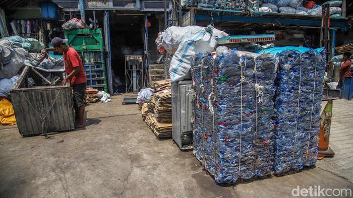 Harga Sampah Plastik Melonjak di Tengah Gejolak Global Sejumlah pekerja menimbang dan membongkar sampah plastik di salah satu pengepul area Tanjung Priok, Jakarta Utara, Rabu (29/4/2026). Aktivitas nan biasanya melangkah rutin sekarang menunjukkan geliat berbeda, seiring meningkatnya nilai ekonomis limbah plastik di tengah dinamika dunia nan memengaruhi industri bahan baku.