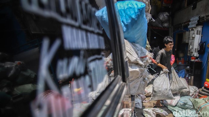 Harga Sampah Plastik Melonjak di Tengah Gejolak Global Sejumlah pekerja menimbang dan membongkar sampah plastik di salah satu pengepul area Tanjung Priok, Jakarta Utara, Rabu (29/4/2026). Aktivitas nan biasanya melangkah rutin sekarang menunjukkan geliat berbeda, seiring meningkatnya nilai ekonomis limbah plastik di tengah dinamika dunia nan memengaruhi industri bahan baku.